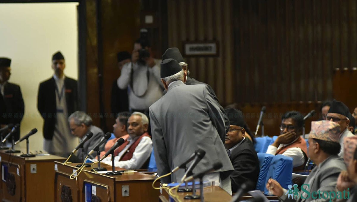 प्रधानमन्त्री केपी शर्मा ओली प्रतिनिधिसभाको मंगलबारको बैठकमा यही असार ५ गतेदेखि १० गतेसम्म गरेको छदिने औपचारिक चीन भ्रमणका बारेमा जानकारी  पछि प्रमुख प्रतिपक्षी दल नेपाली कांग्रेसका सभापति शेरबहादुर देउवासँग हात मिलाउँदै। तस्बिरः नारायण महर्जन