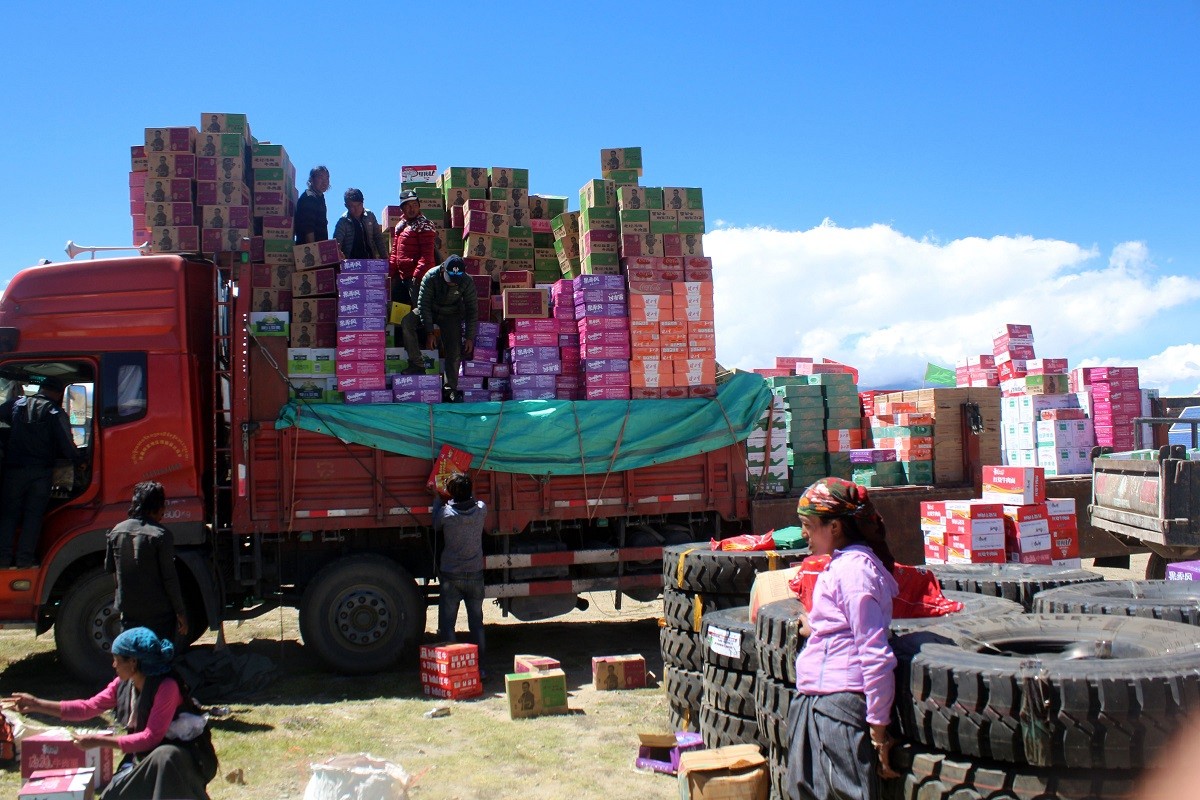 मुस्ताङको कोरला सिमानादेखि चार किलोमिटरभित्र सञ्चालित नेपाल–चीन व्यापार मेलामा चीनबाट लत्ताकपडा, पेयपदार्थ, चाउचाउ, साबुनलगायतका सामानहरु ल्याएको मालबाहक सवारी साधन । तस्बिर ः निरज थकाली, ठिनी