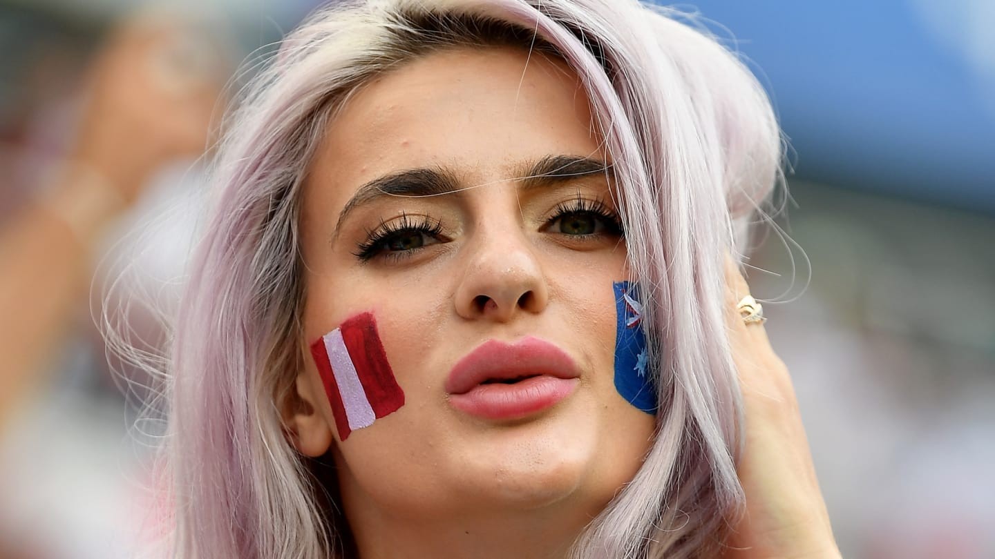 अष्ट्रेलिया तथा पेरूबीचको खेल हेरिरहेकी एक महिला दर्शक