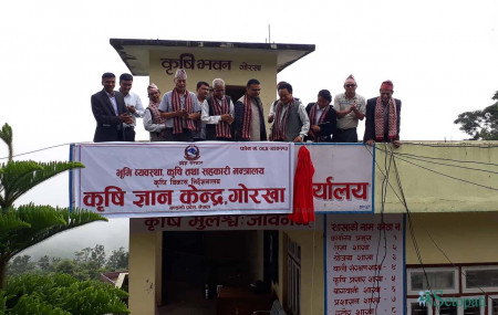 गोरखामा कृषि ज्ञान केन्द्र उद्घाटन गर्दै गण्डकी प्रदेशका कृषि मन्त्री लेखबहादुर थापा। तस्वीर सौजन्य: किरण लोहनी