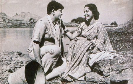 फणीश्वरनाथ रेणुको कथा 'मारे गए गुलफाम' मा बनेको फिल्म 'तीसरी कसम' को एक दृश्यमा राज कपुर र वहिदा रहमान। गीतकार शैलेन्द्रले निर्माण गरेको यो फिल्म वासु भट्टाचार्यले निर्देशन गरेका हुन्।