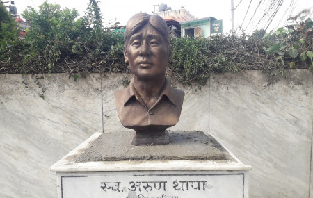 अरुण थापाको बीसौं स्मृति दिवसको अवसरमा बनाइएको नयाँ सालिक। तस्बिर साैजन्य: अरुण थापा स्मृति प्रतिष्ठान