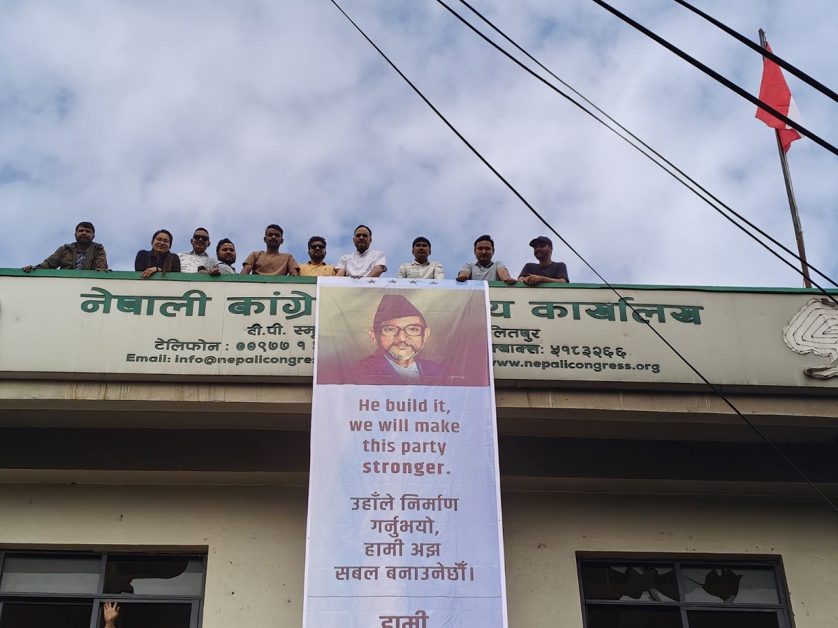 आगलागी भएको कांग्रेस कार्यालयमा कार्यकर्ताले राखे बिपीको फोटो, लेखे- हामी उठ्नेछौं
