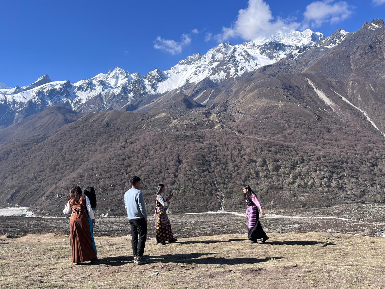 लाङटाङको क्यान्जिङ गुम्बामा गत असारमा स्थानीय वेशभूषामा फोटो खिच्दै बुटवलका युवती। तस्बिर: सुरेन्द्र फुयाल