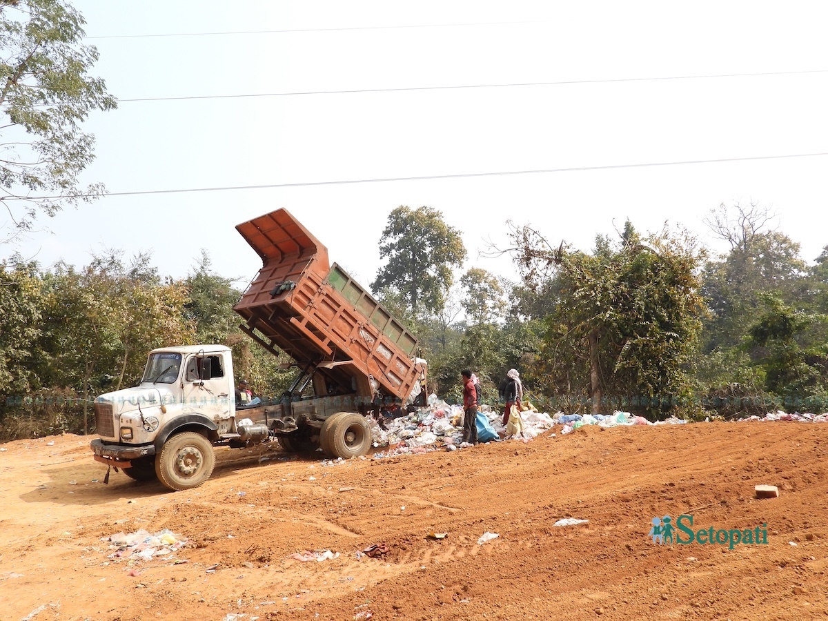 वरण्डाभार वन क्षेत्रमा फोहोर थुपारिँदै। तस्बिर: राजेश घिमिरे/सेतोपाटी