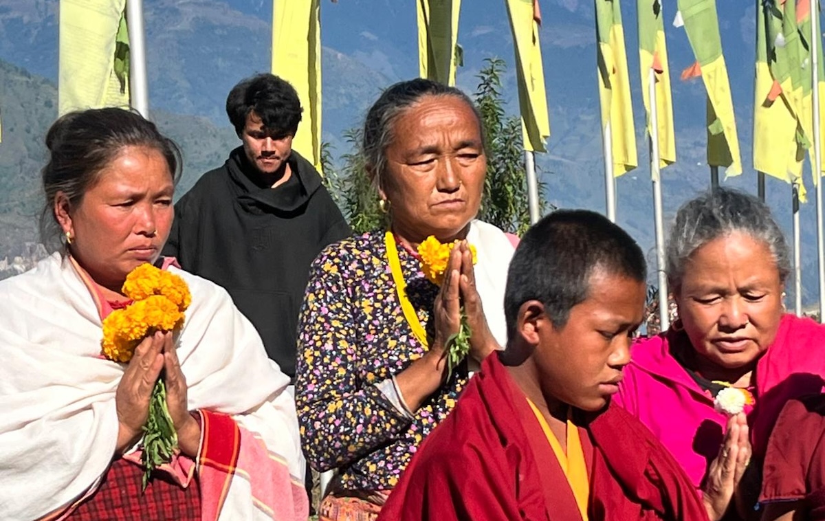 सिन्धुपाल्चोकको बलेफीमाथि धुस्कोट गाउँमा हाइकरको स्वागत गर्दै गोले तामाङ समुदायका महिला। तस्बिर: सुरेन्द्र फुयाल