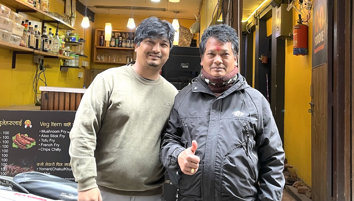 १०० फुडीका सञ्चालक अमन र नानीकाजी श्रेष्ठ।