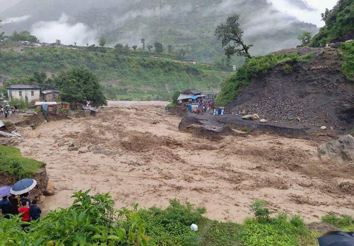 जाजरकोटको खगनेकोट खोलामा बुधबार आएको बाढी।तस्विरः छवि पन्तको फेसबुकबाट