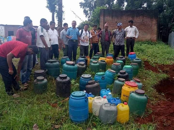 पञ्चपुरीमा प्रहरीले नष्ट गर्न लागेको घरेलु मदिरा । तस्बिरः प्रहरीबाट प्राप्त