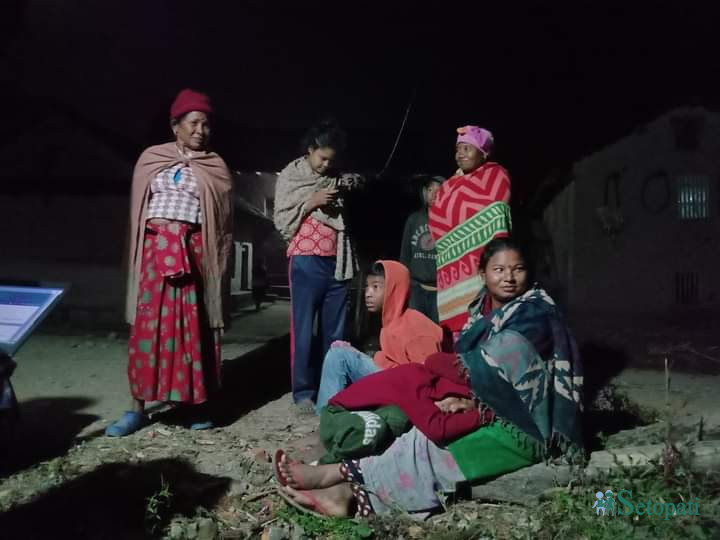 शुक्रबारको भुइँचालोपछि आधा रातमै घर बाहिर निस्केका दाङका स्थानीय। तस्बिर: नारायण खड्का/सेतोपाटी
