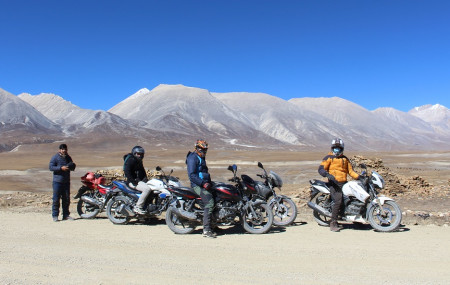 मोटरसाइकलमा सरर। तस्बिरः सुरज सुवेदी/सेतोपाटी