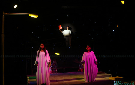 गुम्फन नाटकको दृश्य। तस्बिरः निशा भण्डारी/सेतोपाटी