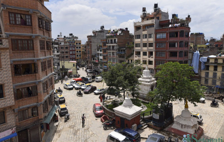 लिच्छविकालीन चोक ब्रह्मटोल, जुन पछिल्लो समय अनधिकृत रूपले गाडी पार्किङ गर्ने थलो बनेको छ। तस्बिर: नारायण महर्जन/सेतोपाटी