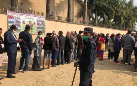 सौराहामा एमाले महाधिवेशनमा मतदानका लागि लामवद्ध एमाले महाधिवेशन प्रतिनिधि।