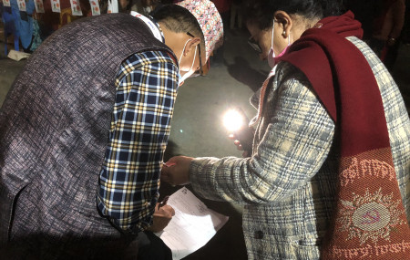 केन्द्रीय सदस्यको मनोनयन दरखास्त फारम भर्दै नेताहरू। तस्बिर: सन्जिब बगाले/सेतोपाटी