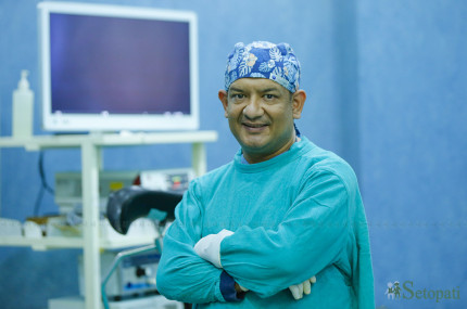 वीर अस्पतालको युरोलोजी विभाग प्रमुख, प्रमुख कन्सल्टेन्ट युरोसर्जन डा. रबिन बस्नेत। तस्बिर: नवीनबाबु गुरूङ/सेतोपाटी