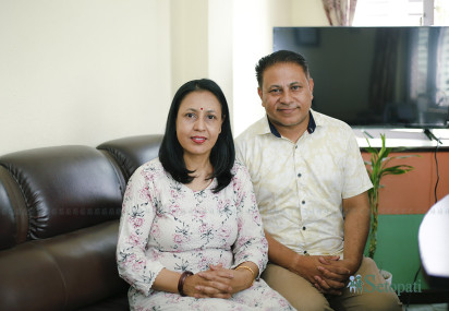 डा. सुवास प्याकुरेल आफ्नी पत्नी पवित्रासँग। सबै तस्बिर: नवीनबाबु गुरूङ/सेतोपाटी