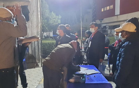 कांग्रेस महाधिवेशन क्रममा सोमबार राति साढे ११ बजे मतदान सकिएपछि उम्मेदवारका प्रतिनिधिहरू मुचुल्कामा हस्ताक्षर गर्दै। तस्बिर: प्रशन्न पोखरेल/सेतोपाटी