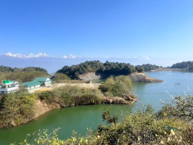 शिवपुरीको धाप क्षेत्रमा ५१ करोड रुपैयाँको बनाएको धाप बाँधमा वर्षाको पानी संकलन भएर जमेको सरोवर। धाप बाँध अहिले राजधानी नजिकैको पुग्नै र्ने गन्तव्य बनेको छ। तस्बिर: सुरेन्द्र फुयाल