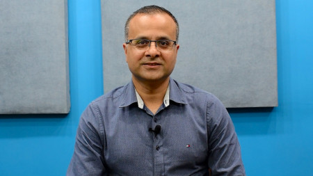 बेलायतमा जमेका नेपाली सर्जन