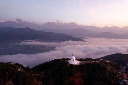 विश्व शान्ति स्तुपबाट देखिएको बादलले ढाकिएको पोखरा। तस्बिर: रोहित गिरी