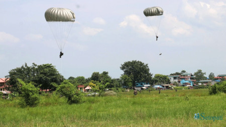 चितवनको मेघौली विमानस्थल। गौचरन जस्तो बनेको विमानस्थलमा नेपाली सेनाले प्याराजम्पको तालिम गर्दै। फाइल तस्बिरः राजेश घिमिरे/सेतोपाटी