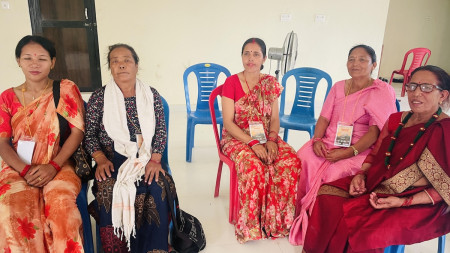 वनमारा र पतिंगर संकलन गरेर घर खर्च जुटाउने स्थानीयहरू।