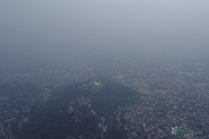 तुवाँलोले ढाकेको काठमाडौं। तस्बिर: नवीनबाबु गुरूङ।