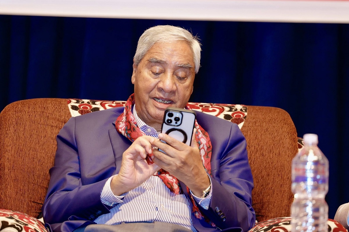 प्रधानमन्त्री ओलीलाई देउवाको फोन- आजकै क्याबिनेटबाट सामाजिक सञ्जाल खोलेको निर्णय गर्नू