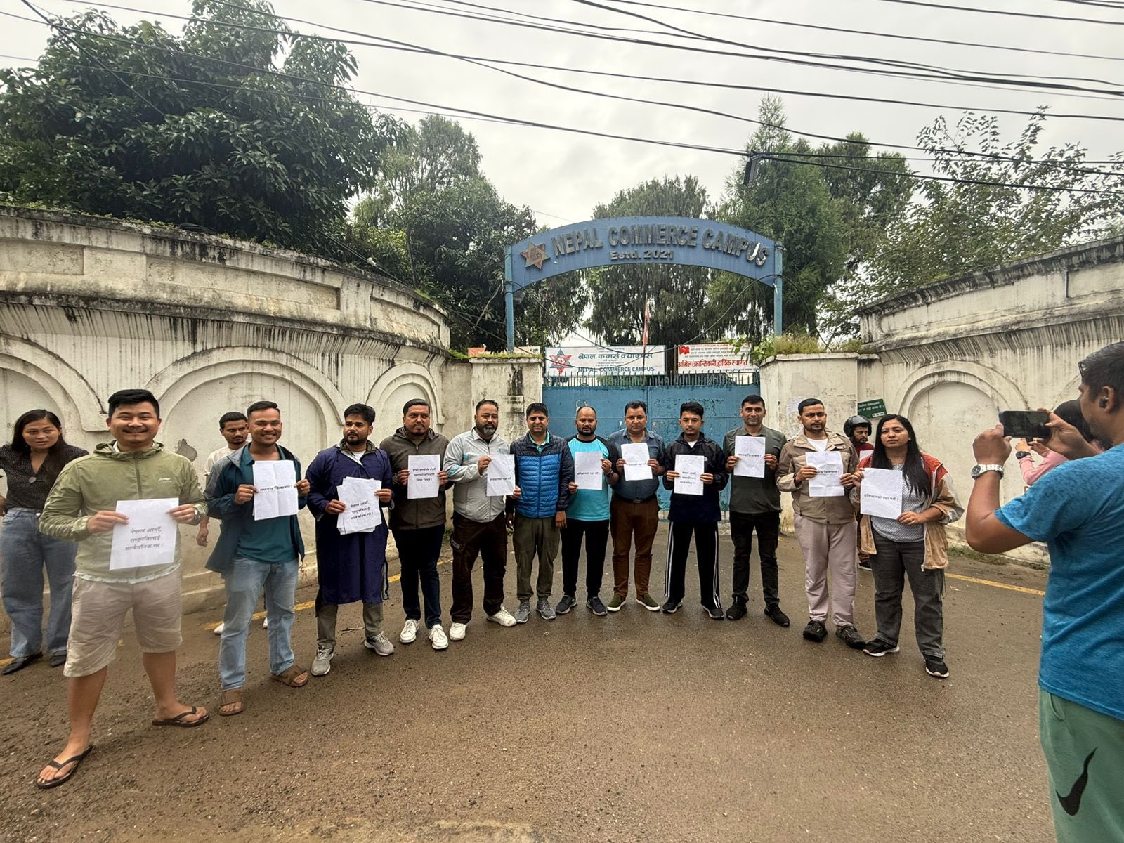 संविधानको रक्षा गर्न भन्दै एमाले र समाजवादीका कार्यकर्ताको प्रदर्शन