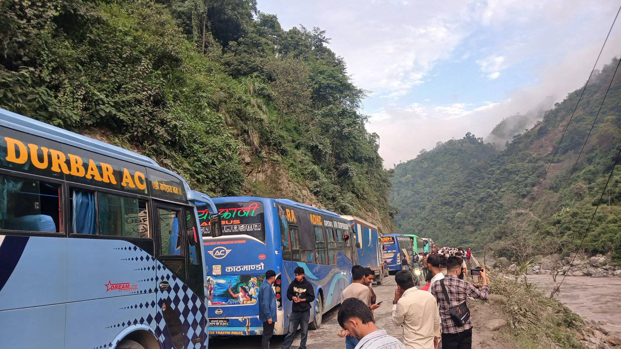 जवाङ खोलाको पहिरो पन्छाउन अझै ५ घन्टा लाग्ने, दसैंमा घर हिँडेका यात्रु परे अलपत्र