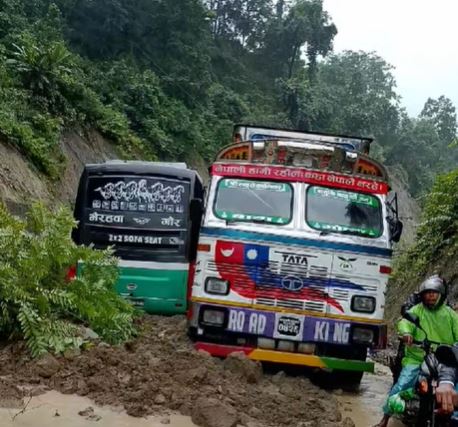 पहिरो र हिलोका कारण दाउन्ने खण्ड अवरूद्ध