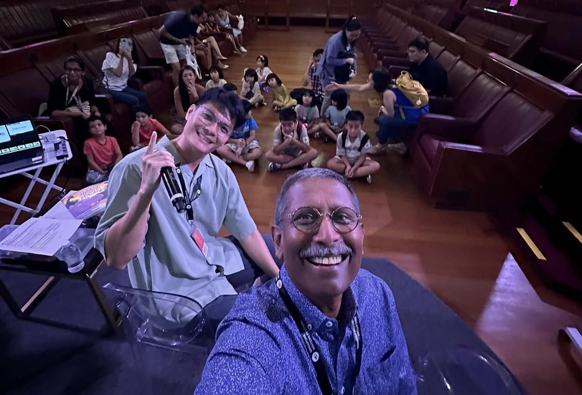 एक कार्यक्रमबीच एलन जोन (सबभन्दा अगाडि)। यो तस्बिर हामीले उनको फेसबुकबाट लिएका हौं।