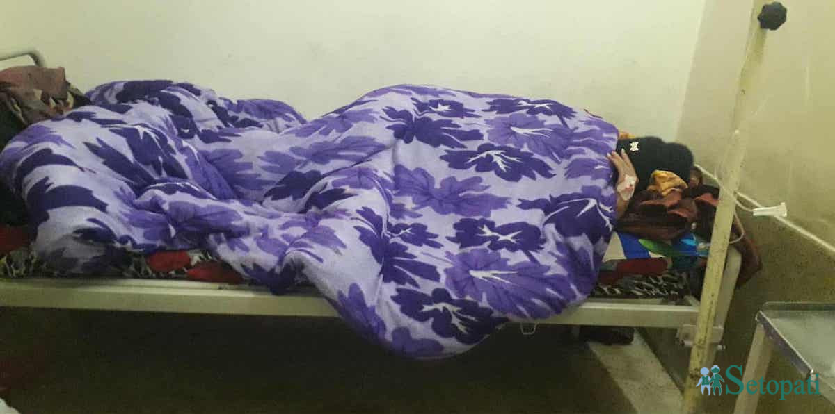 प्रसूति गृहमा अनसन बसिरहेकी पीडित युवती।