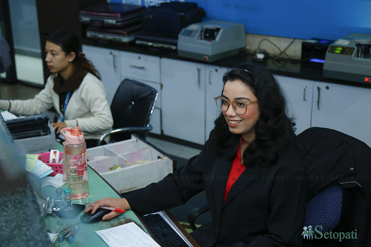 क्यास काउन्टरमा सुमना ढकाल। तस्बिर: नवीनबाबु गुरूङ/सेतोपाटी