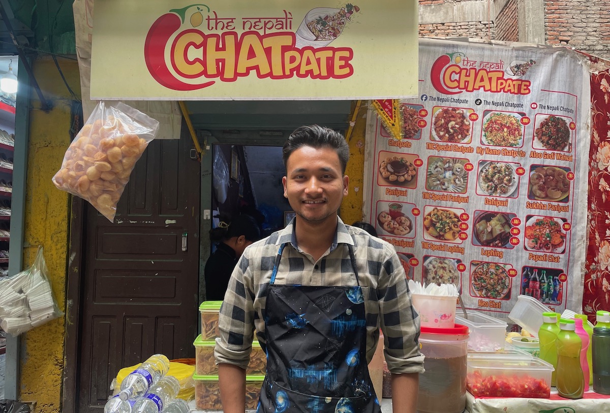 इन्द्रचोकको चोखाछेँ गल्लीमा चटपटे पसल चलाइरहेका अस्मिन श्रेष्ठ।