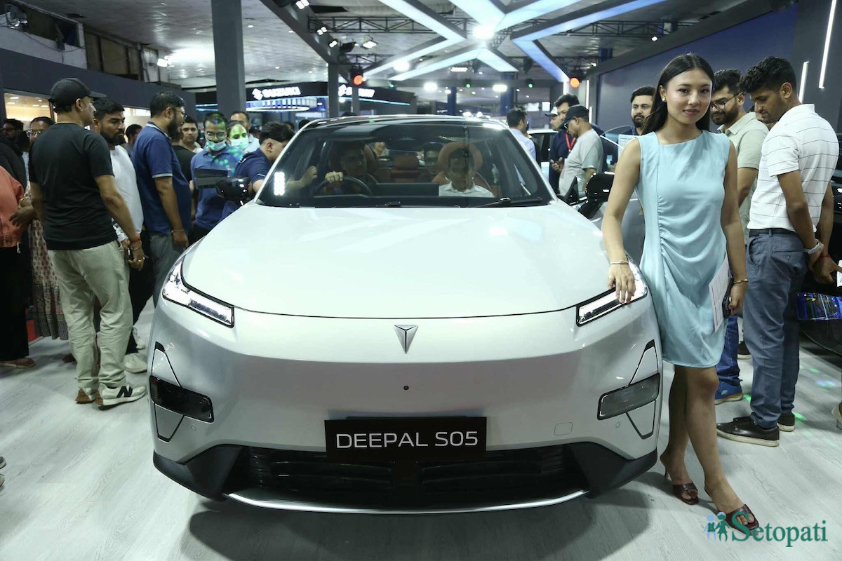 भृकुटीमण्डपमा मंगलबारबाट सुरू नाडा अटो शोमा प्रदर्शनीमा राखिएको दिपल एस-०५ कार। तस्बिर: नवीनबाबु गुरूङ/सेतोपाटी
