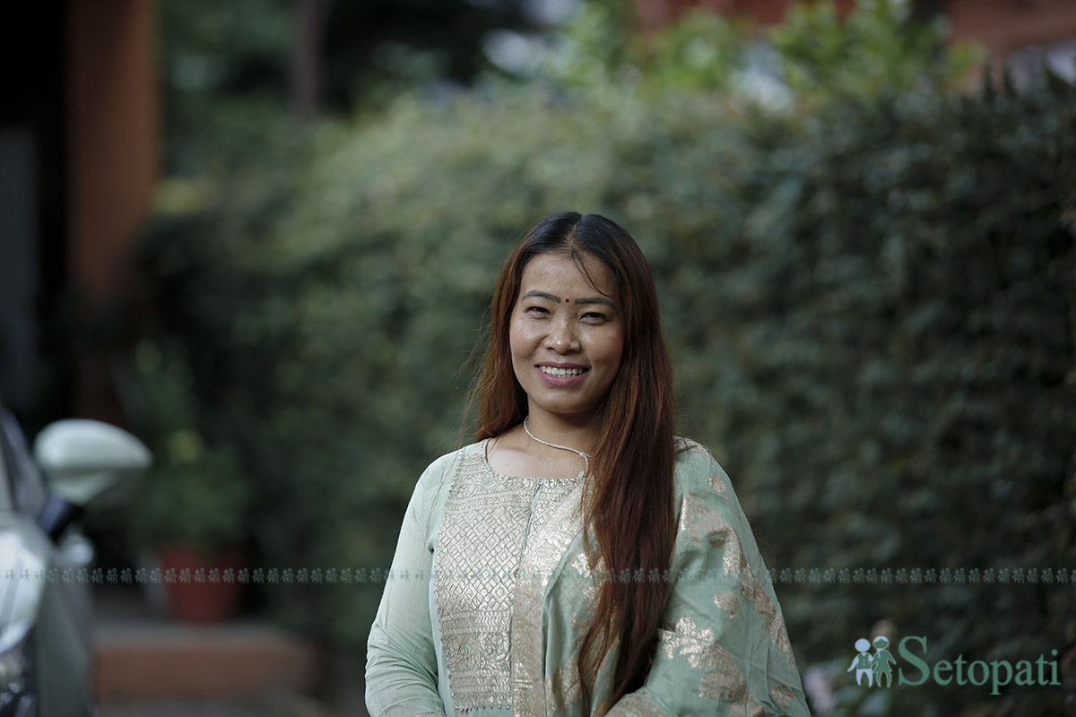 गायिका देवी घर्ती। तस्बिर– नवीनबाबु गुरूङ/सेतोपाटी