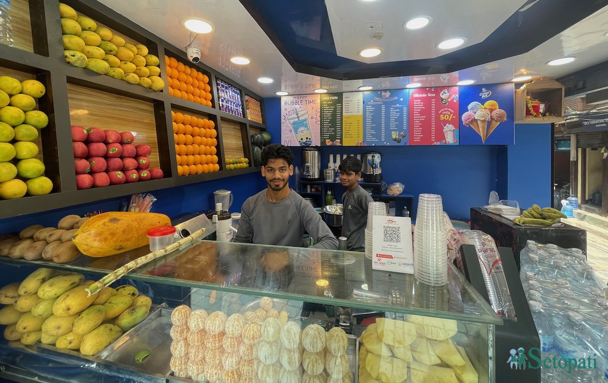 झोछेँको फलफूल पसलमा राजा जयसवाल। तस्बिर: आर्या श्रेष्ठ/सेतोपाटी