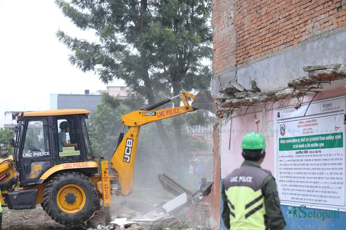 लगनखेलका अवैध संरचनामा महानगरले लगायो डोजर (तस्बिरहरू)