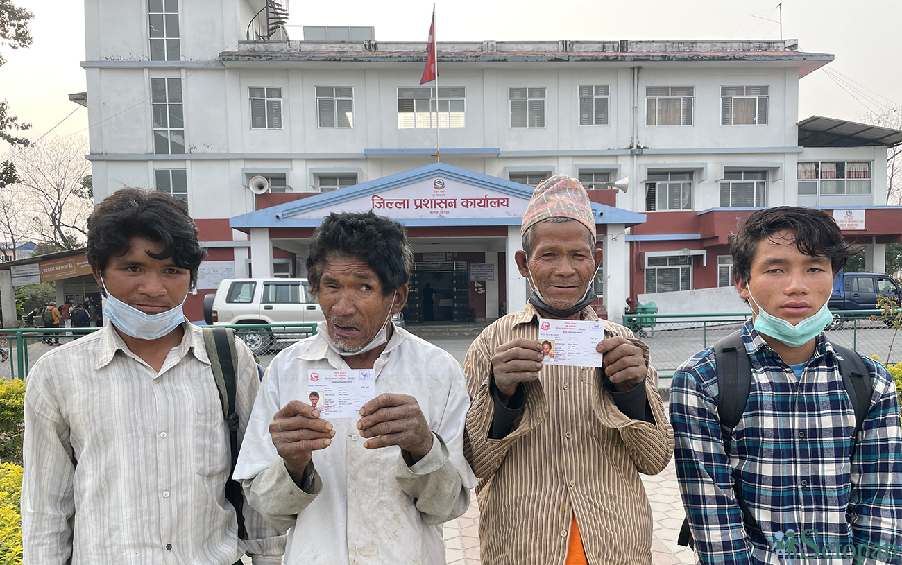 नागरिकता पाएपछि छोराहरूसँग कालुभान र गोविन्द प्रजा। तस्बिर: राजेश घिमिरे/सेतोपाटी