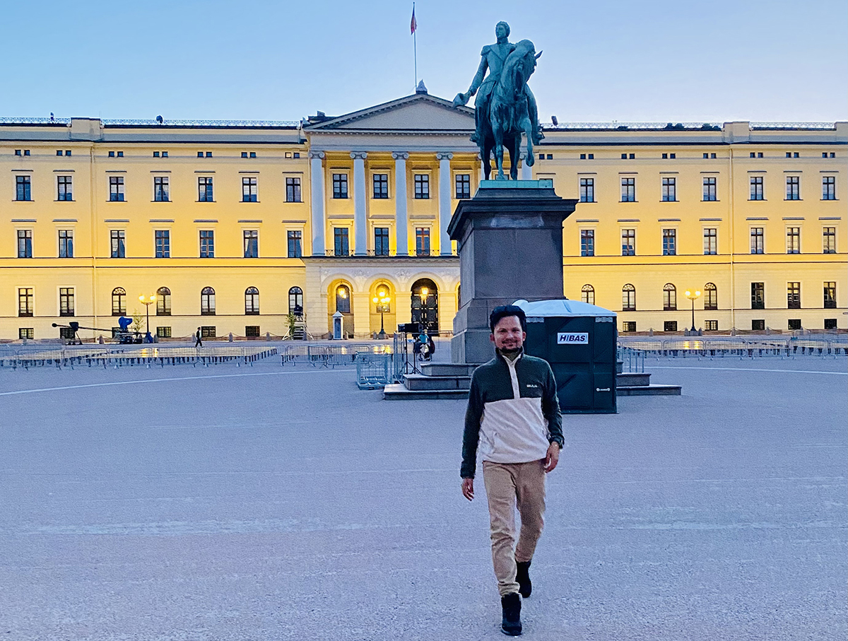 In-front-of-Norway-Royal-Palace-at-Midnight-12-PM-copy-1719641880.jpg