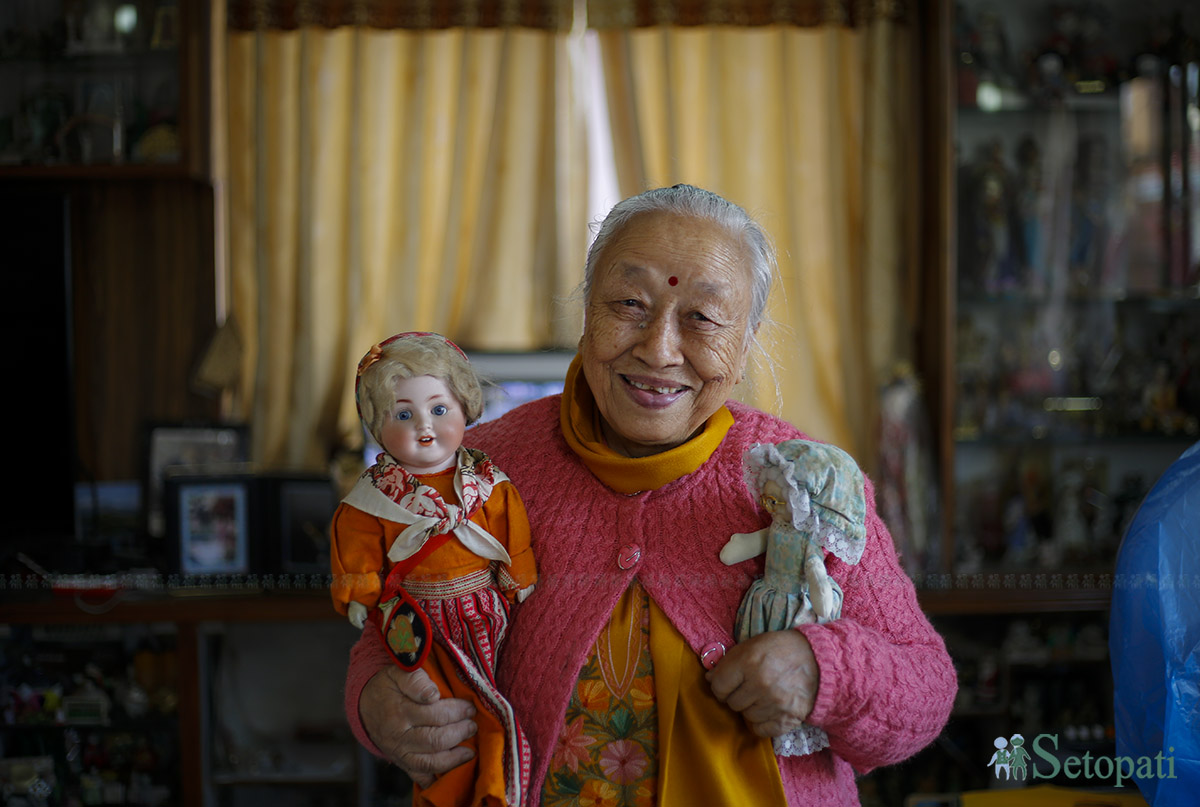 आफ्नो संकलनमा रहेका पुतलीसँग इन्दिरा दली। तस्बिर: नवीनबाबु गुरूङ/सेतोपाटी