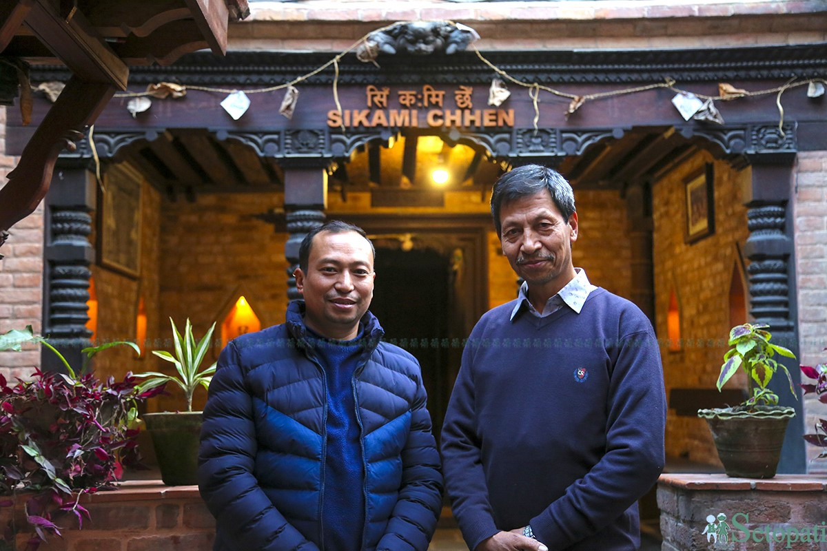 बाबुछोरा इन्द्रकाजी र इन्द्रप्रसाद शिल्पकार आफ्नो घर 'सिँ कःमि छेँ' अगाडि। तस्बिरः नवीनबाबु गुरूङ/सेतोपाटी