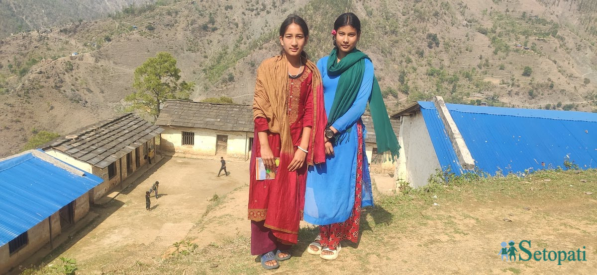 बाल मावि, झाप्राका बाल क्बलका अध्यक्ष पुष्पा टमटा र सिर्जना वर। तस्बिर: कलेन्द्र सेजुवाल