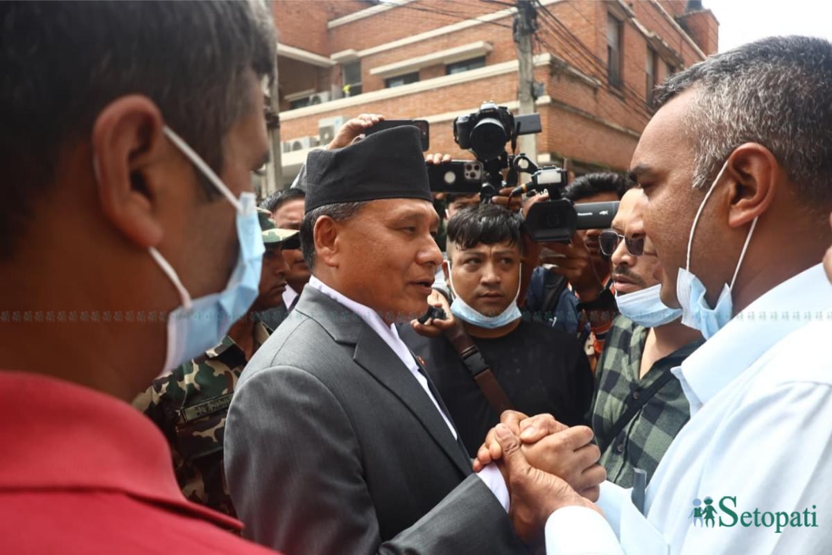 शपथलगत्तै  आन्दोलनका मृतकका परिवार भेट्न त्रिवि शिक्षण अस्पताल गए कुलमान (तस्बिरहरू)