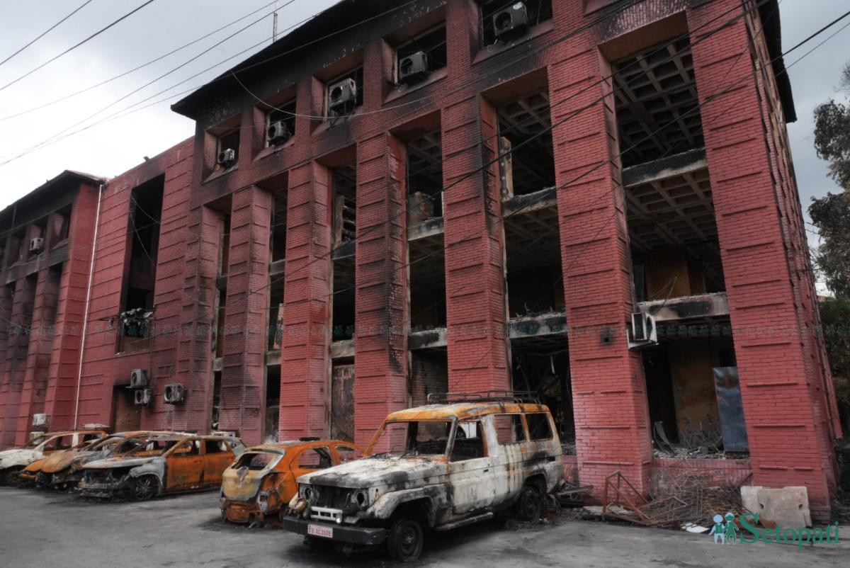 यस्तो छ इन्जिनियरहरूले फेरि प्रयोग हुन सक्दैन भनेको स्वास्थ्य मन्त्रालय भवन (तस्बिरहरू)