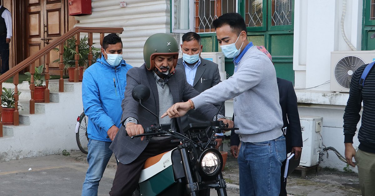 विद्युतीय मोटरसाइकल 'यात्री' को मंगलबार टेस्ट राइड गर्दै अर्थमन्त्री जनार्दन शर्मा। तस्बिर स्रोत: अर्थसचिव मधु मरासिनीको ट्वीटरबाट