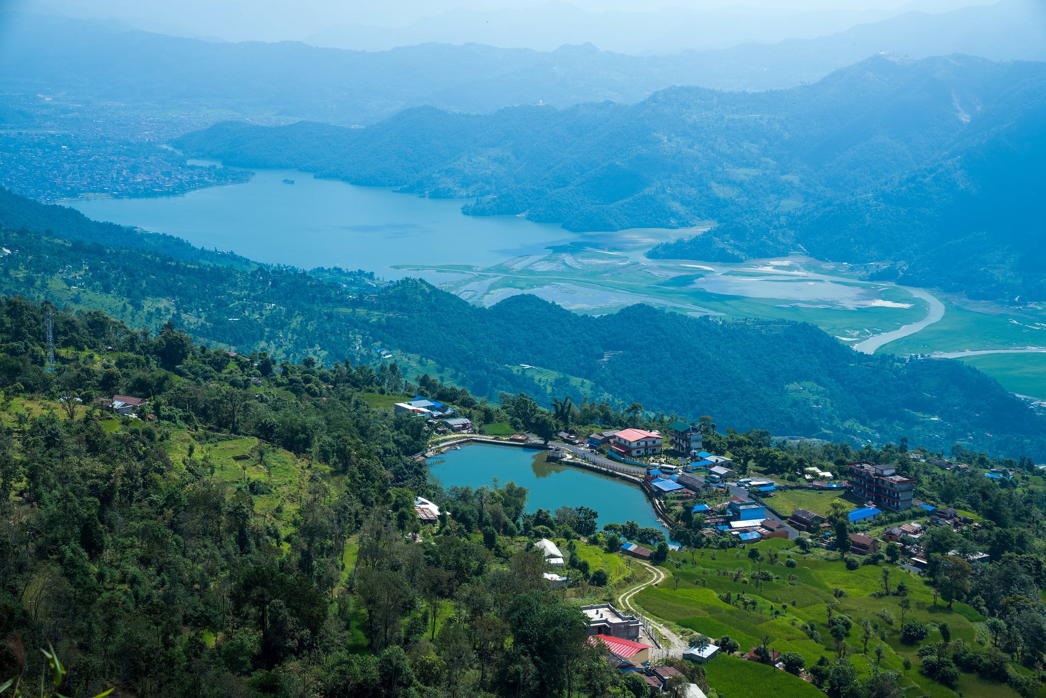 पोखराको कास्कीकोटबाट देखिएको फेवाताल र कश्यप कुण्ड। तस्बिर स्रोत: युनिश गुरूङ