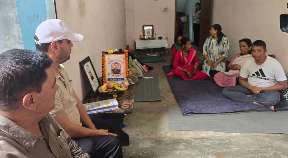 कांग्रेस नेता प्रदीप पौडेलले भेटे जेनजी आन्दोलनका सहिद धिरजका परिवारलाई